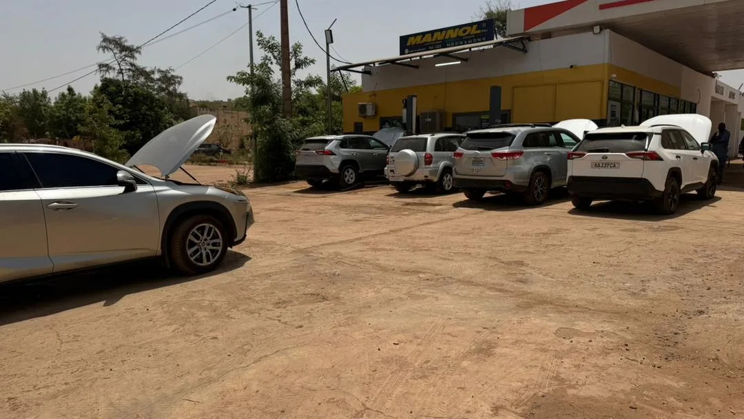 Clients Mannol Mali — véhicules garés devant la boutique MANNOL Badalabougou