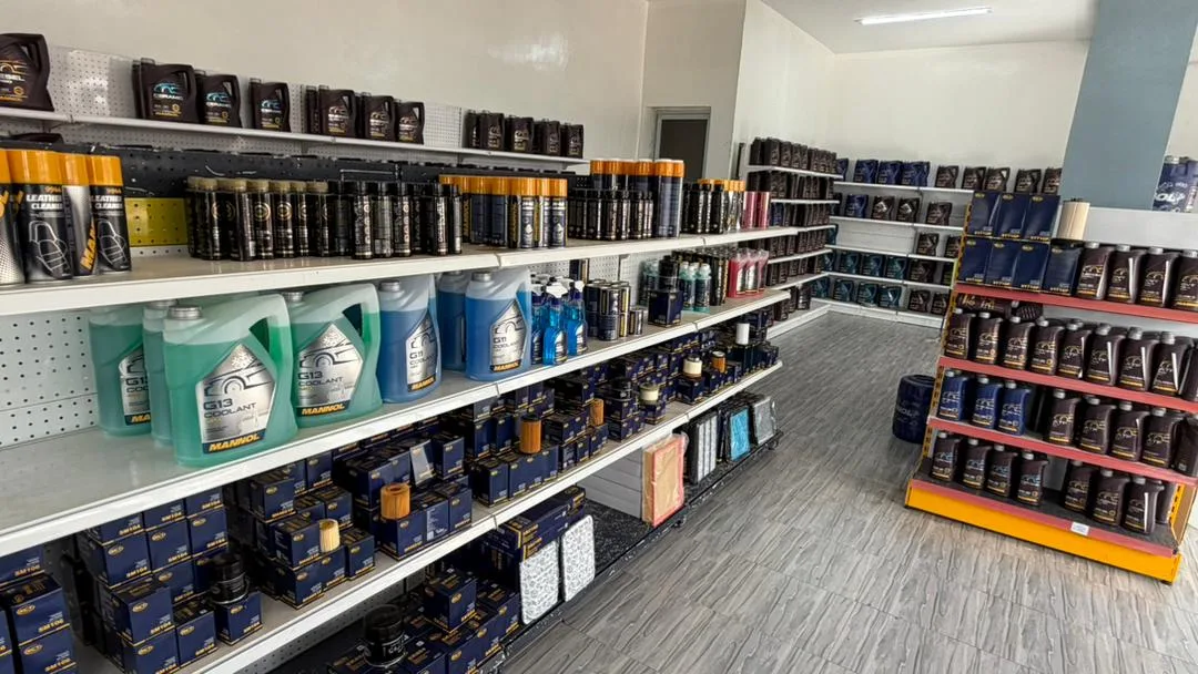 Intérieur de la boutique Mannol Mali — rayons de produits MANNOL et filtres SCT